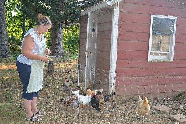 4.-Dana-Mares-feeding-her-chickens.jpg