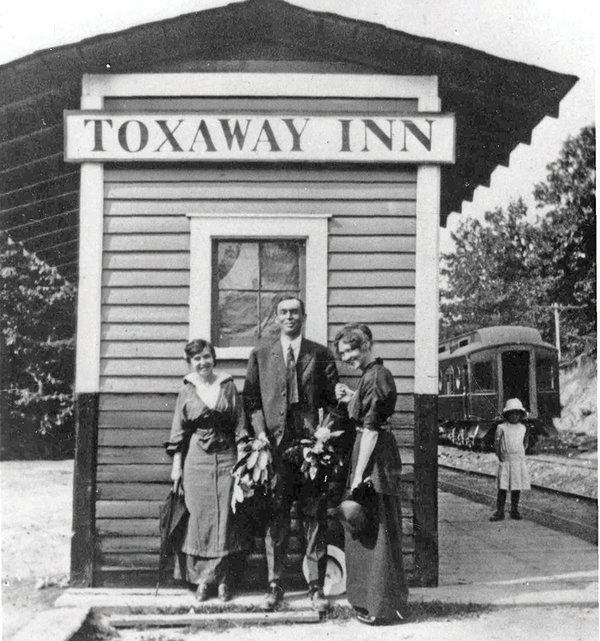 06-Toxaway-Inn-Depot,-Courtesy-of-the-Rowell-Bosse-North-Carolina-Room,-Transylvania-County-Library.jpg