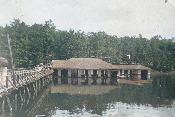 01-Lake-Toxaway-Boathouse-Courtesy-of-John-Nichols-III.jpg