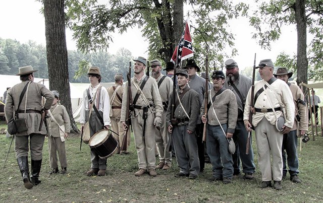 Confederates preparing for battle at the Battle of Tunnel Hill