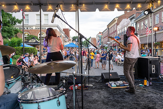 7 Celebrity Chef and Kitchen teams benefiting non-profit organizations in a cook-off competition.