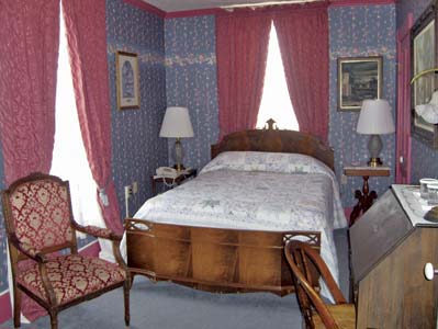 Antique-furnished room at Hotel Strasburg.