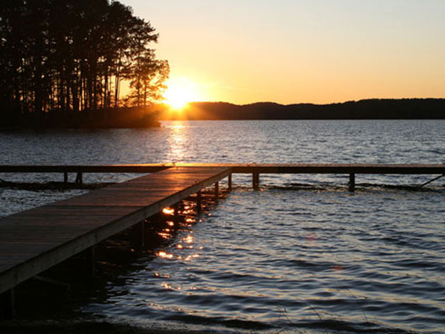 Lake Guntersville in Alabama is a 69,000-acre reservoir located within a state park.