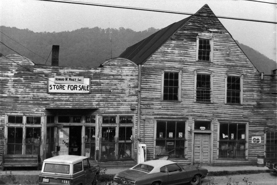 In 1980, the Coopers moved to a derelict provisions shop in Valle Crucis, North Carolina, to begin the Mast comeback.
