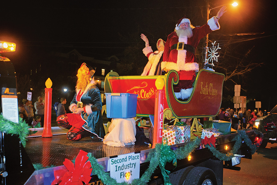 Berea, Kentucky, offers decorated streets, carolers and the work of more than 800 artists at the Kentucky Artisan Center.