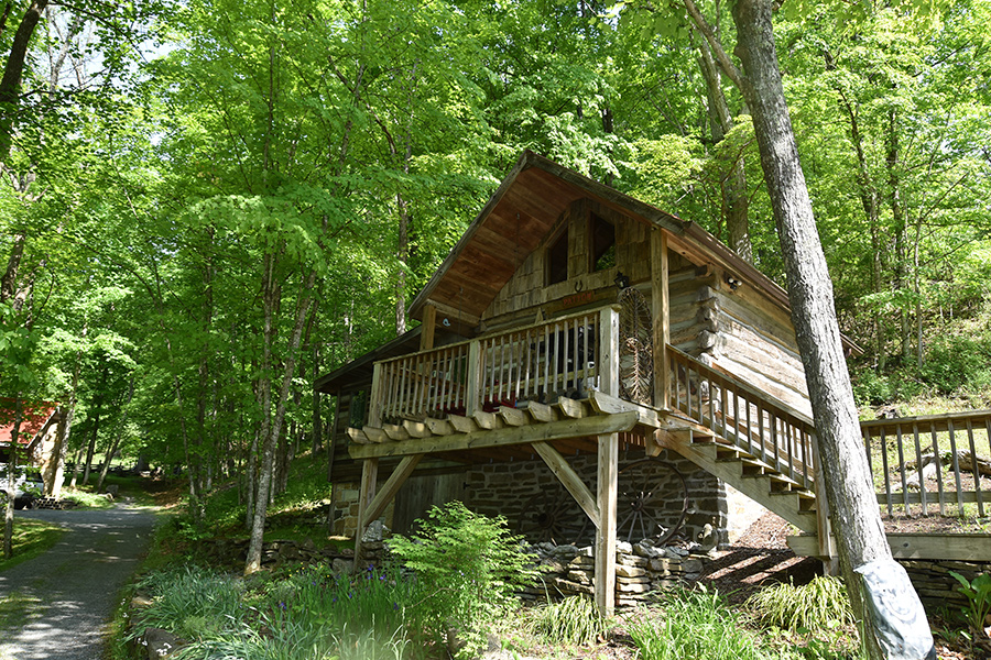 One of the Cabins at Jerico Pre-Civil War Cabins Bed & Breakfast.