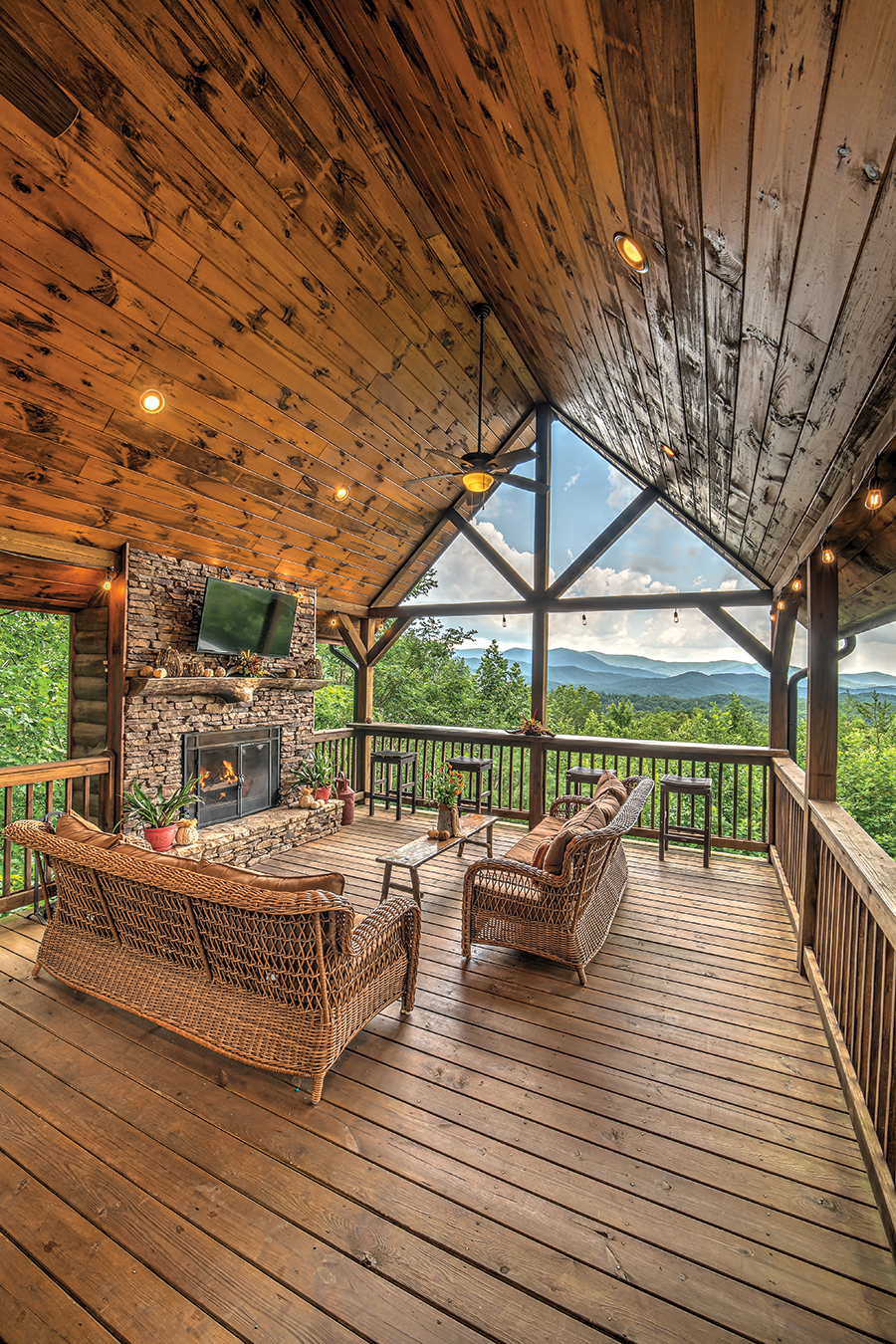 Couples looking to unwind in a homey environment will appreciate the modern amenities outfitting Mountain Top Cabin Rentals' lodging options.