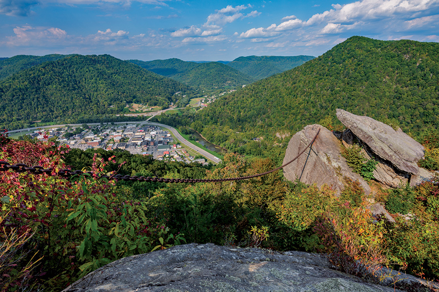 The Pine Mountain Road Byway offers some of the best scenery in eastern Kentucky, including
nearby Pine Mountain State Resort Park’s Chain Rock Overlook.