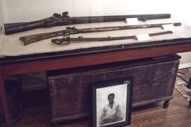 The huge German-barreled, and likely American-stocked, musket in the North House Museum in Lewisburg, West Virginia. The musket is thought by some to be the gun used by Dick Pointer during the attack on Donnally’s Fort.